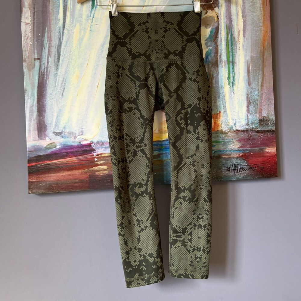 Lululemon Size 2 Army Green Black Snake Print Crop Leggings EXCELLENT - Picture 1 of 11
